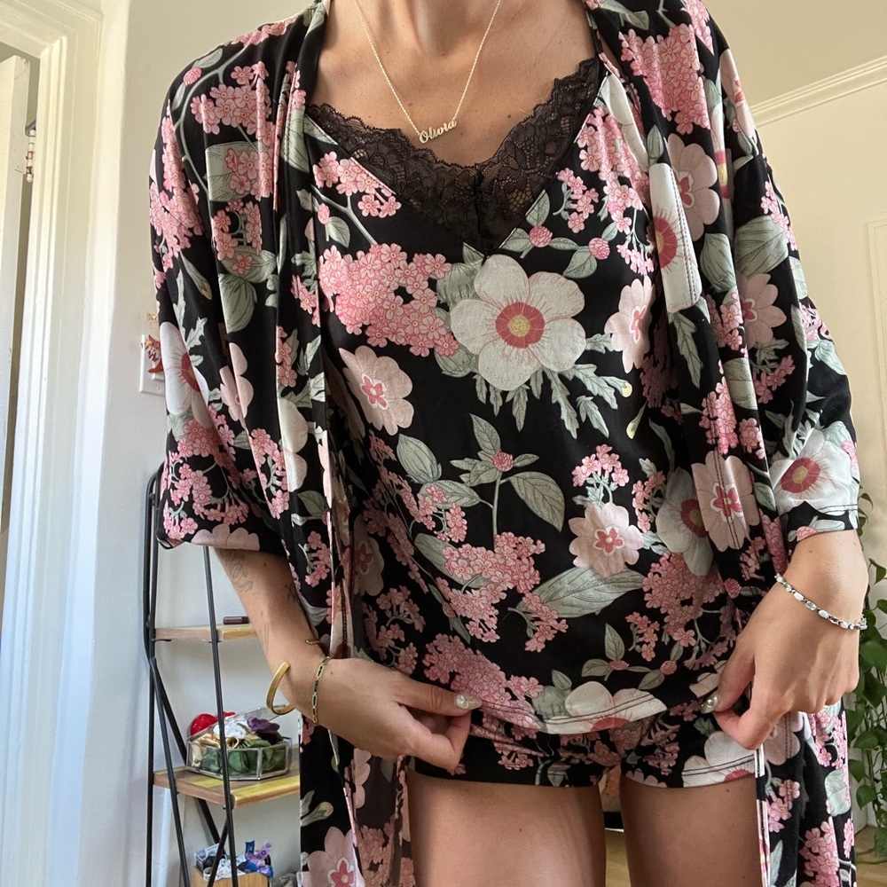 Black and pink floral pyjama set with tank top, shorts, and robe - so so soft